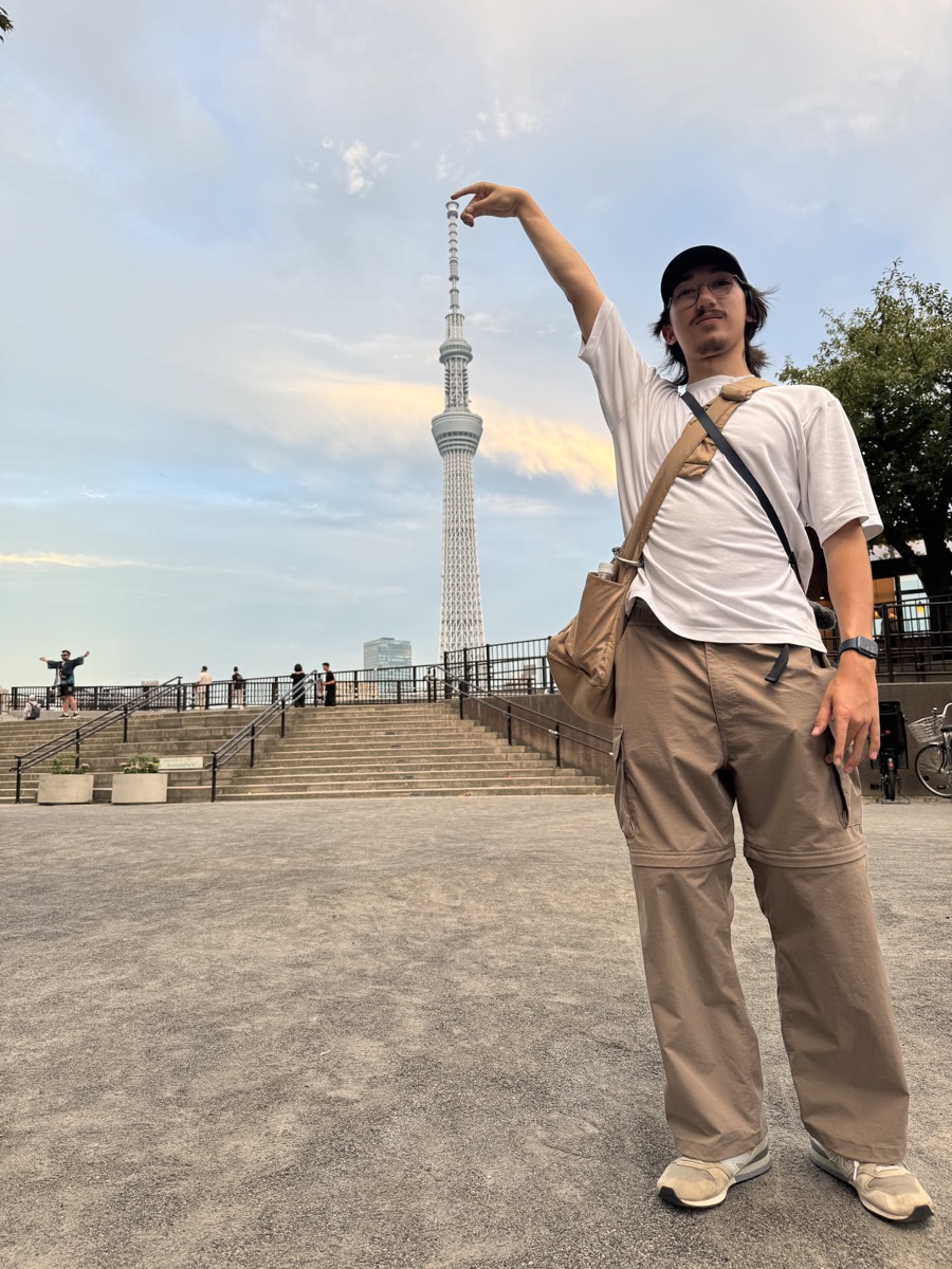 alex pinching tokyo skytree